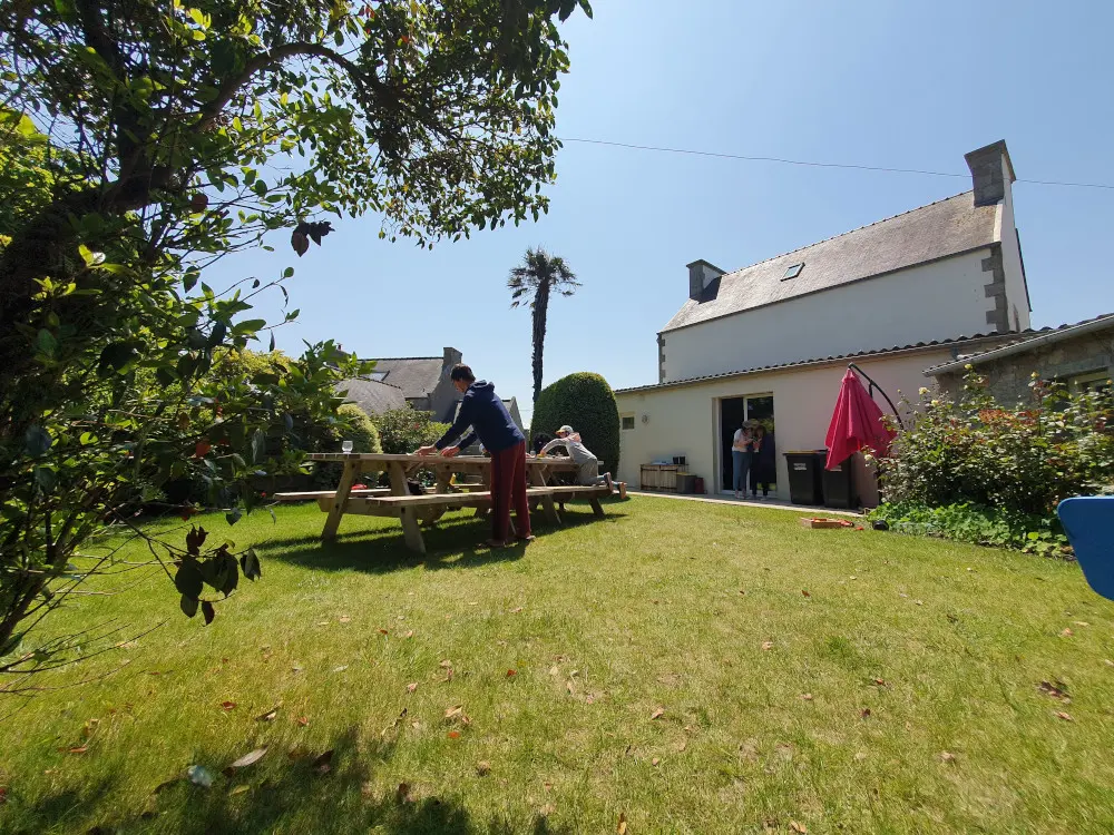 Une vue du jardin et du gîte